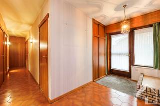 Welkom in deze charmante en ruime woning gelegen op een rustige locatie in Zoersel, Hoogveld 4!Bij het betreden van de woning komt u in de inkomhal...