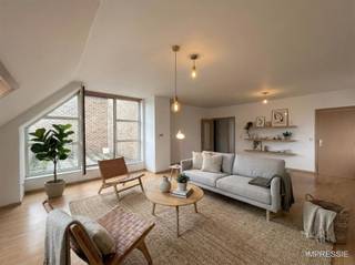 <p><span>HENRI SPILLEMAECKERSSTRAAT 3 / N4, 2850 BOOM: </span></p><p><span> </span></p><p><span>Ontdek dit </span><span>zeer ruime appartement / penthouse van maar liefst 134 m²</span><span>, gelegen in het hart van Boom. Deze unieke woning biedt </span><span>veel potentieel</span><span> en is ideaal voor wie op zoek is naar ruimte, licht en een topligging in het centrum. De leefruimte geeft toegang tot </span><span>twee terrassen</span><span>, waar je kan genieten van een prachtig uitzicht op de </span><span>kerktoren van Boom</span><span>. Openbaar vervoer, scholen en diverse handelszaken zijn dan ook op wandelafstand. Het appartement zelf is gelegen op de 4de verdieping is vlot bereikbaar via de lift.</span></p><p><span>De indeling omvat een </span><span>ruime woonkamer</span><span>, een </span><span>keuken</span><span>, </span><span>drie volwaardige slaapkamers</span><span>, een </span><span>badkamer</span><span> en een </span><span>aparte wc</span><span>. Daarnaast is er ook een </span><span>grote berging</span><span>, wat het wooncomfort nog verhoogt. Hoewel de woning </span><span>een opfrissing</span><span> kan gebruiken, biedt ze een </span><span>uitstekende basis</span><span> om een modern en stijlvol penthouse te creëren volledig naar eigen smaak.</span></p><p><span>Extra troef: </span><span>mogelijkheid tot aankoop van een staanplaats</span><span>.</span></p><p><span>Kortom, dit pand combineert </span><span>ruimte, ligging en potentieel</span><span> een echte buitenkans in het centrum van Boom!</span></p><p><span> </span></p><p><span>Voor meer info of een bezoek: 03 888 44 01 of via <span>info@immodillen.be</span></span></p><p><span> </span></p>