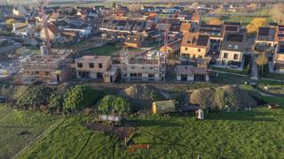 Lot 8 is zonder twijfel het paradepaardje van dit woonproject. Met een uitzonderlijke perceelsgrootte van maar liefst 429 m² en een bijzonder ruime tuin biedt deze woning een zeldzame combinatie van open ruimte, privacy en wooncomfort. De ligging op het einde van een doodlopende straat garandeert maximale rust en minimale verkeersdrukte.<br /><br />De woning geniet van schitterende, open verzichten over de omliggende velden en een ideale zuidoostelijke oriëntatie, waardoor zowel de leefruimtes als de tuin baden in natuurlijk licht. De ruime woonoppervlakken zorgen voor een aangenaam en luxueus woongevoel, met voldoende plaats voor zowel gezinsleven als ontspanning.<br /><br />Ook op vlak van uitbreidings- en inrichtingsmogelijkheden scoort Lot 8 bijzonder hoog. Er is de mogelijkheid tot het plaatsen van een vaste trap naar de zolderverdieping, die kan worden ingericht als extra slaapkamers, bureau of polyvalente ruimte. Daarnaast bestaat de optie om een carport en tuinberging of zelfs een garage te voorzien, volledig afgestemd op uw woonwensen.<br /><br />Dankzij de uitzonderlijke perceelsgrootte, de open uitzichten en de rustige ligging vormt Lot 8 een unieke woonopportuniteit voor wie compromisloos wil wonen in een groene en landelijke omgeving.