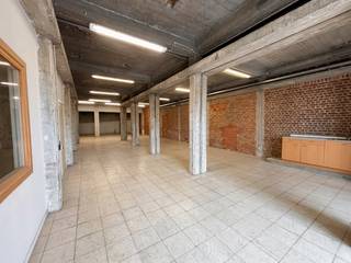 Magazijn van 220m² op commercieel centrum Pottelberg, met mogelijkheid tot twee bureauruimtes. Gratis parking, vlotte bereikbaarheid.<br /><br />Voor meer info bel of mail Jasper: 0479/27 71 92 - Jasper@immopottelberg.be