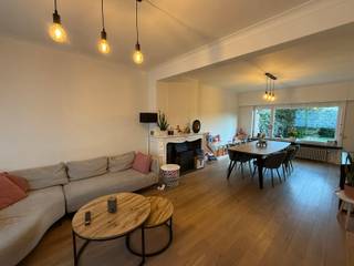 Lichtrijke en ruime, gerenoveerde woning met vier slaapkamers en tuin in de directe nabijheid van scholen, station, winkels...INDELING:GELIJKVOERS:...