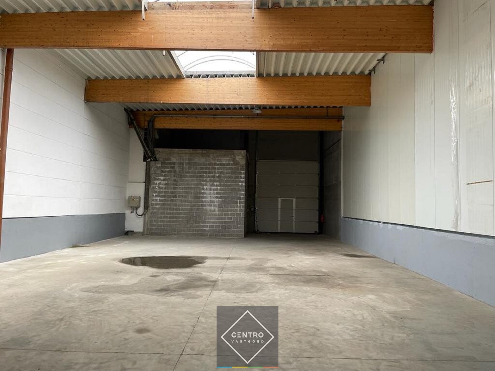 Instapklaar magazijn (250m2) met automatische sectionaalpoort langs de N8 te Elverdinge (Ieper). Ambachten toegestaan ! - foto 5