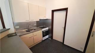 <strong>Ruim en lichtrijk 2-slaapkamerappartement</strong> op een uitstekende ligging in het <strong>centrum van Brugge</strong>, vlakbij diverse winkels, horecazaken, openbaar vervoer en op wandelafstand van parking Biekorf en parking Ezelstraat. <br />+ Kleinschalige residentie!<br />+ Lift aanwezig!<br />+ Uitstekende mobiscore 9,3 op 10!<br />+ Conformiteitsattest aanwezig!<br />+ Thans verhuurd dus ook interessant als vastgoedinvestering!<br /><br />Omvat een inkom, lichtrijke living met ingerichte open keuken, berging, 2 slaapkamers, badkamer met ligbad douche combi en voorziening wasmachine. <br />Vg,Wche,Gmo,Gvkr,Gvv<br />Watertoets P-score=A G-score=A.<br />#vastgoedinvestering #leukwonen #brugge<br /><br />Bruikbare vloeroppervlakte 91 m²