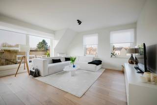 <p><strong>Ligging</strong></p>
<p>Centraal gelegen duplex op een toplocatie in Gent, op slechts 10 minuten fietsen van het stadscentrum en met een vlotte aansluiting op de ring. Openbaar vervoer, winkels, scholen, restaurants en ontspanningsmogelijkheden bevinden zich in de directe omgeving. Het appartement ligt in een rustige woonwijk, waardoor je geniet van de voordelen van de stad zonder de drukte. Ook het Fluweelpark ligt op wandelafstand.</p>
<p><strong>Beschrijving</strong></p>
<p>Lichtrijke en instapklare duplex met<strong> </strong>3 volwaardige slaapkamers, een moderne keuken met alle comfort, twee stijlvolle badkamers met een apart toilet.</p>
<p>De ruime leefruimte baadt in het natuurlijke licht dankzij de grote raampartijen, die uitkijken op een open ruimte. Hierdoor geniet je de hele dag van een aangename lichtinval.</p>
<p>Daarnaast beschikt het appartement over een ruim terras, ideaal om buiten te ontbijten, te aperitieven of gewoon te ontspannen in alle rust.</p>
<p>De duplex is voorzien van 2 badkamers (één op elk verdiep) en 2 toiletten, wat zorgt voor extra comfort. Elke slaapkamer biedt voldoende ruimte voor een tweepersoonsbed. Zowel de leefruimte als de slaapkamers zijn uitgerust met airconditioning, die zowel kan koelen als verwarmen voor optimaal comfort doorheen het hele jaar.</p>
<p><strong>Troeven</strong></p>
<ul>
<li>
<p>Instapklaar</p>
</li>
<li>
<p>3 volwaardige slaapkamers</p>
</li>
<li>
<p>Lichtrijke leefruimte</p>
</li>
<li>
<p>Airconditioning voor maximaal comfort</p>
</li>
<li>
<p>Ruim terras met open zicht en zon van ochtend tot avond</p>
</li>
</ul>
<p><strong>Interesse?</strong></p>
<p>Bel Maxim Dewulf via +32 488 63 13 54 en plan uw bezoek!</p>