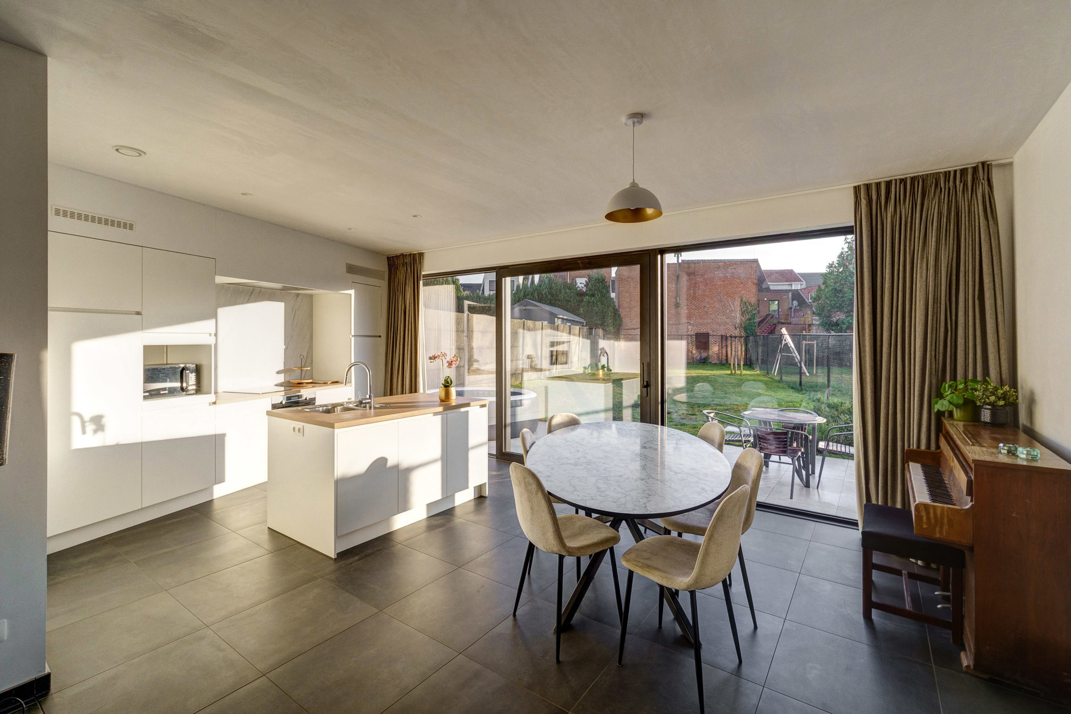 Ruim gelijkvloers app met grote tuin, berging en autostaanplaats in Berlaar - foto 3