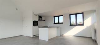 <p><span>Vlakbij het centrum van Kontich vinden we dit prachtig appartementsgebouw met 4 BEN (Bijna Energie Neutraal) appartementen. </span></p><p><span>Dit 1-slaapkamerappartement bevindt zich op de tweede verdieping met op het dak zonnepanelen.</span></p><p><span> </span></p><p><span>Indeling</span></p><p><span>Via de trap komen we binnen in de inkomhal met apart toilet (met handenwasser). Via de inkomhal betreden we de leefruimte met een hoogte van maar liefst 3,7 meter wat het geheel zeer ruim doet aanvoelen. De open keuken is volledig ingericht met kasten en toestellen (vaatwasser, dubbele spoelbak met druip, keramisch kookvuur met dampkap, combi-oven en koelkast). Er zijn 2 bergingen voorzien waarvan 1 voorzien is van de aansluitingen voor wasmachine en droogkast. Een grote raampartij geeft toegang tot het zuid-gerichte terras (10 m</span><span><sup>2</sup></span><span>).</span></p><p><span> </span></p><p><span>Wanneer we teruggaan komen we opnieuw via de inkomhal in de ruime slaapkamer op laminaat (15 m</span><span><sup>2</sup></span><span>). De badkamer betreden we via de slaapkamer en is voorzien van een dubbele lavabo (met meubel) en douche. </span></p><p><span> </span></p><p><span>Pluspunten</span></p><ol><li><span>Op de slaapkamer na is het volledige appartement voorzien van een gebruiksvriendelijke tegelvloer. </span></li><li><span>Zonnepanelen </span><span>en zeer laag energieverbruik (BEN-appartement)</span></li><li><span>Gemeenschappelijke fietsenstalling</span></li><li><span>Vlakbij het centrum van Kontich en invalswegen</span></li></ol><p><span> </span></p><p><span>Nuttige informatie:</span></p><ul><li><span>EPC A 40kWh/m²J</span></li><li><span>Maandelijkse kosten: 30 euro/maand</span></li></ul><ul><li><span>Plaatsbeschrijving: 225 euro per partij</span></li><li><span>Beschikbaar: 01/01/2026</span></li><li><span>Huurwaarborg: 3 maanden</span></li></ul><p><span> </span></p><p><span> </span></p><p><span>Boek nu zelf ONLINE uw afspraak in. Surf naar het betreffende eigendom op onze website <span>www.habicom.be</span></span><span> en klik op de roze knop </span><span>'Vraag je bezoek aan'</span><span>. </span></p><p><span>Voor meer info surf naar <span>www.habicom.be</span></span><span>.</span></p><p><span> </span></p><p><span> </span></p><p><span> </span></p><p><span> </span></p>