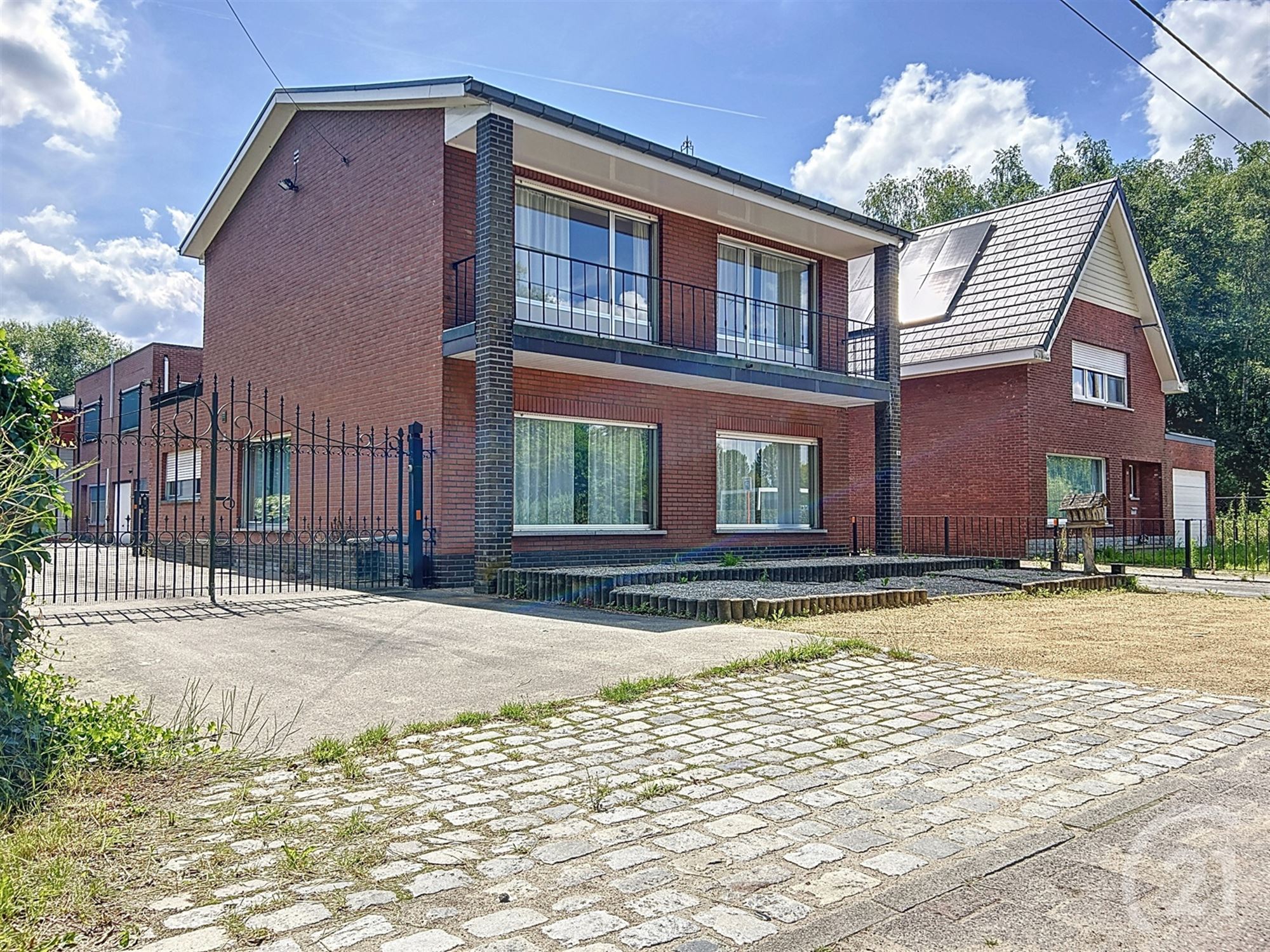 Huis met magazijn en kantoorruimte te koop! - foto 2