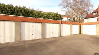 Deze garage is gelegen nabij het centrum van Roeselare.De garage is voorzien van een manuele kantelpoort.Er is geen elektriciteit in de garage.De...