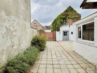 Welkom in deze te renoveren, doch karaktervolle en ruime woning in het hartje van Hamme. Bij binnenkomst valt de authentieke inkomhal met prachtige...