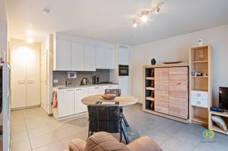 Op het eerste verdiep van een klein gebouw met lift vindt u deze lichtrijke studio voor één persoon. De leefruimte heeft een mooie lichtinval door...