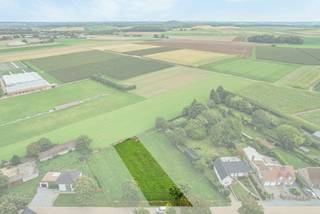 Vrijstaande bouwgrond van 8a79ca gelegen in het geliefde Vroenhoven. Deze landelijke deelgemeente van Riemst is gelegen pal tegen de grens met Nederland. Je geniet hier dus niet alleen van mooie verzichten, maar ook van de nabijheid van de bruisende stad Maastricht. Bovendien zijn ook Tongeren, Bilzen en Visé op minder dan 15min gelegen en hoef je voor dagdagelijkse benodigdheden, zoals bushalte, krantenwinkel, frituur..., zelfs niet zo ver te gaan. Kortom een ideale woonomgeving!<br /><br />Het perceel, LOT 2 op het verkavelingsplan, heeft de volgende kenmerken:<br />- Oppervlakte: 879m2<br />- Perceelbreedte: 16,97m<br />- Perceeldiepte: 60,34m<br />- Oriëntatie: NO<br />- Bouwbreedte: 9,36m<br />- Bouwdiepte: 12m + 3m gelijkvloers<br />- Dakvorm vrij te kiezen.<br /><br />Graag meer informatie of een bezoek? Aarzel niet om ons te contacteren.