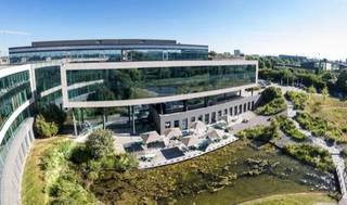 Modern uitgeruste kantoren, ideaal gelegen nabij de Ring en de Erasmus metro. Talrijke faciliteiten: receptie met telefonische assistentie,...