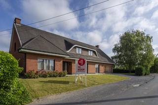 Dit karaktervol huis in Kuurne biedt een uitstekende kans voor wie op zoek is naar een woning met potentieel. Gelegen in de rustige en...