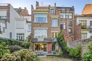 Bent u op zoek naar een prachtige brede herenwoning met grote tuin, een knappe renovatie en veel volume ? Kom dan zeker een kijkje nemen en ontdek zelf wat deze zeldzame parel op een boogscheut van het centrum en het Station van Leuven u kan bieden. <br /><br /><u>Enkele topics : </u><br />- gevelbreedte +/- <strong>7,58m</strong> - oppervlakte perceel <strong>4 are</strong> - <strong>fietsenstalling en</strong> <strong>extra ingang </strong>via Hertog Jan I-straat / Provincie-esplanade<br />- hoge plafonds tot <strong>3m90</strong> - veel lichtinval - originele eiken vloeren - <strong>personenlift - goederenlift</strong><br />- 5 verdiepen met totale oppervlakte van <strong>436m² </strong>(exclusief 128m² kelders)<br />- 2 prachtige leefruimtes, <strong>5 slaapkamers</strong>, <strong>2 badkamers</strong>, dressing, <strong>bureel</strong>, ...<br />- mogelijkheden voor <strong>vrij beroep </strong>!<br /><br />De zeer ruime statige marmeren inkomhal laat u kiezen tot de toegang naar het verdiep gelegen op tuinniveau waar we een leefruimte, open ingerichte keuken met eiland en bijkeuken alsook een lichtvolle eetplaats vinden met toegang tot het zonnige terras en de verzorgde tuin.<br />De hall met lift op het 1ste verdiep geeft toegang tot de enorme open leefruimte met zit- en eetplaats, bijkeuken en met toegang via terras en trap naar het tuinniveau.<br />Het 2de verdiep omvat een master bedroom met fenomenale dressing (zie foto's), een ensuite luxueus ingerichte badkamer en vooraan een royale bureelruimte/bibliotheek.<br />Op het 3de verdiep bevinden zich samen nog 4 grote slaapkamers en een gerenoveerde badkamer met inloopdouche. Het zolderverdiep is bereikbaar via een aparte trap.<br /><br />Voor meer info of bezoek kan u me bereiken op 0477284876 of via vincent@immojanstas.be. Bijkomende info (EPC, vastgoedinfo, plannen, ... ) kan U hieronder downloaden ↓