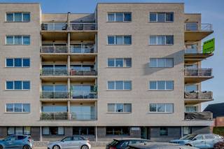 <p><span>Appartement met 3 slaapkamers, een ruim terras te koop te Hoboken aan de Praaglaan 31.</span></p><p><span>Dit ruime appartement met drie slaapkamers is gelegen op de eerste verdieping van een kleinschalig appartementsgebouw met lift. </span></p><p><span>De ligging combineert een groene omgeving, met het Schoonselhof en Fort 8 op wandelafstand, met een vlotte bereikbaarheid. </span></p><p><span>Openbaar vervoer, winkels en scholen bevinden zich in de nabije omgeving en ook het centrum van Antwerpen is gemakkelijk bereikbaar. </span></p><p><span> </span></p><p><span> </span></p><p><span>Indeling :</span></p><p><span> </span></p><p><span>- inkomhal</span></p><p><span>- berging</span></p><p><span>- woonkamer met veel lichtinval</span></p><p><span>- groot terras</span></p><p><span>- ruime keuken</span></p><p><span>- badkamer</span></p><p><span>- aparte wc</span></p><p><span>- slaapkamer 1</span></p><p><span>- slaapkamer 2</span></p><p><span>- slaapkamer 3</span></p><p><span> </span></p><p><span>Troeven:</span></p><p><span>- lift</span></p><p><span>- EPC 80 kWh/m² jaar - </span><span>label A</span></p><p><span>- elektrische installatie </span><span>conform AREI</span></p><p><span>- ramen in alu-kader met dubbele beglazing</span></p><p><span>- individuele centrale verwarming op gas </span></p><p><span> </span></p><p><span> </span></p><p><span>Ben jij geïnteresseerd in dit appartement te koop in Hoboken, ben je op zoek naar ander vastgoed of wens je de waarde van jouw eigendom te kennen? Dan ben je bij BOLT immo aan het juiste adres! Wij helpen jou graag verder.</span></p><p><span> </span></p>