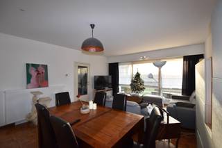 Ruim & lichtrijk gelijklvloersappartement met 2 slaapkamers, terras/ tuintje aan de voorzijde van het gebouw & garagebox.Ligging: gesitueerd in het...