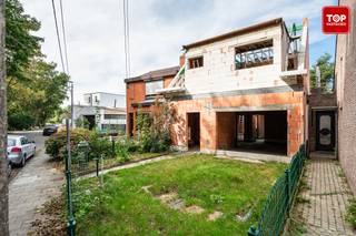<p>Deze beloftevolle woning is momenteel in volle opbouw en biedt u de unieke kans om in een <strong>nieuwe gezinswoning </strong>te wonen op een <strong>TOP locatie vlakbij de Stad</strong>. De woning wordt verkocht in de huidige staat van opbouw.</p>
<p>Op het <strong>gelijkvloers</strong> vindt u een inkomhal met doorgang naar een eetplaats en rechts een woonkamer, achteraan is de keuken en een slaapkamer met kleine badkamer voorzien. Ideaal voor wie gelijkvloers wil wonen of werken. De woning heeft een mooie ruime voortuin en ook achteraan kan je op het perceel komen via een toegangspoort. </p>
<p>De <strong>eerste verdieping</strong> omvat twee ruime slaapkamers en mogelijkheid tot <strong>volwaardige badkamer</strong>, waar plaats is voor zowel een ligbad, dubbele lavabo en toilet. Dankzij de praktische indeling wordt dit een uiterst comfortabele woning voor gezinnen of koppels met toekomstplannen.</p>
<p>De ligging combineert het beste van twee werelden: op slechts enkele minuten bereikt u het <strong>centrum van Gent</strong>, met zijn scholen, winkels en openbaar vervoer, terwijl u toch kan genieten van de <strong>rust van een residentiële buurt</strong>.</p>
<p>Dit pand biedt een uitstekende kans voor wie op zoek is naar een <strong>energiezuinige nieuwbouwwoning</strong> die volledig naar eigen smaak kan worden afgewerkt.<br /><br />voor meer info, plannen of een bezoek, aarzel niet om contact met ons op te nemen.</p>