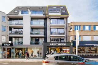 Residentie Monico is gelegen in het commerciële centrum van Koksijde-Bad. Dankzij de uiterst centrale ligging zijn alle winkels maar ook de Zeedijk onmiddellijk bereikbaar.<br /><br />De residentie werd opgebouwd met traditionele en duurzame materialen en heeft een tijdloze, moderne architectuur. Het appartement is afgewerkt met kwaliteitsvolle materialen en er werd ook extra aandacht besteed aan de veiligheid van de bewoners.<br /><br />Het zeer ruime appartement (161 m2) bestaat uit: inkomhall, ruime woonkamer met toegang tot het terras met lateraal zeezicht, open en volledig ingerichte keuken, heel ruime slaapkamer met terras, tweede slaapkamer, badkamer met dubbele ingebouwde wastafel, inloopdouche, ligbad en toilet, vestiaire en afzonderlijk toilet. Via de trap in de woonkamer bereiken we de nachthall, hier zijn er nog 2 slaapkamers met terrassen, een badkamer met inloopdouche en dubbele wastafel, afzonderlijk toilet en een berging. De inbouwkasten afgebeeld op het grondplan zijn inbegrepen in de verkoopprijs.<br /><u><strong>Totale oppervlakte terrassen = 76,75 m2.</strong></u><br /><br />Privatieve berging inbegrepen in de verkoopprijs.<br /><br />Verkoop onder BTW-stelsel.<br /><br />Het appartement is uitermate geschikt voor vaste bewoning of als tweede verblijf.<br /><br />Neem vandaag contact op voor een vrijblijvende bezichtiging.