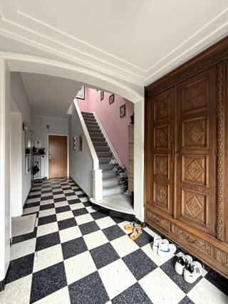 Deze ruime woning is rustig gelegen nabij het Park Rozebroeken en biedt tal van mogelijkheden voor wie op zoek is naar een gezinswoning met een uitstekende bereikbaarheid.<br /><br />De woning omvat een inkomhal, een ruime leefruimte, keuken, drie praktische bergingen, 3 volwaardige slaapkamers en een badkamer.<br />Daarnaast beschikt de woning over een veranda die uitgeeft op het terras, ideaal om in alle rust te genieten.<br /><br /><strong>Extra troeven:</strong>
<ul>
<li>Nieuw dak </li>
<li>Centrale verwarming op gas</li>
<li>Enkele en dubbele beglazing</li>
<li>Bewoonbare oppervlakte van ca. 180 m²</li>
<li>Perceeloppervlakte van 157 m²</li>
<li>Goede bereikbaarheid en vlotte verbinding naar winkels, openbaar vervoer en invalswegen</li>
<li>KI: €840</li>
<li>EPC: 386 kwh/m² jaar</li>
</ul>
Richtprijs: 326.000 €<br /><br />Een ruime woning op een topligging nabij groen en stadsvoorzieningen.<br />Zeker een bezoek waard!