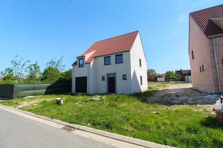 Nabij het centrum van Meulebeke bouwt Hectaar deze charmante alleenstaande woning in een doodlopende straat met zuid-gerichte tuin. Deze woning is gelegen vlakbij verschillende invalswegen richting Tielt, Ingelmunster, Dentergem,...<br />Lot 46 is een charmante open bebouwing met zuidgerichte tuin. De woning beschikt over een lichtrijke leefruimte met open keuken, inpandige garage, badkamer voorzien van bad en inloopdouche, 4 slaapkamers en ruime zolder als ideale bergruimte. <br /><br />Troeven: 
<ul>
	<li>Energiezuinige woning met lucht-water warmtepomp; </li>
	<li>Voorzien van fineerparket, schilderwerken en verlichting; </li>
	<li>Zuid-gerichte tuin; </li>
	<li>Ruime open keuken; </li>
	<li>Kindvriendelijke buurt en doodlopende straat;</li>
	<li>4 slaapkamers en ruime zolder te bereiken met uitrekbare trap; </li>
</ul>
Dankzij de ligging en duurzame visie is deze woningen geschikt als vaste woonplaats of rendabele investering. De woning is woonklaar, direct beschikbaar en voorzien van fineerparket in de slaapkamers en nachthal, schilderwerken en verlichting.<br />Voor investeerders zoeken we bovendien gratis de eerste huurder, wat zorgt voor zekerheid én gemak.<br /><br />Aarzel zeker niet om contact op te nemen bij vragen of verdere interesse. 