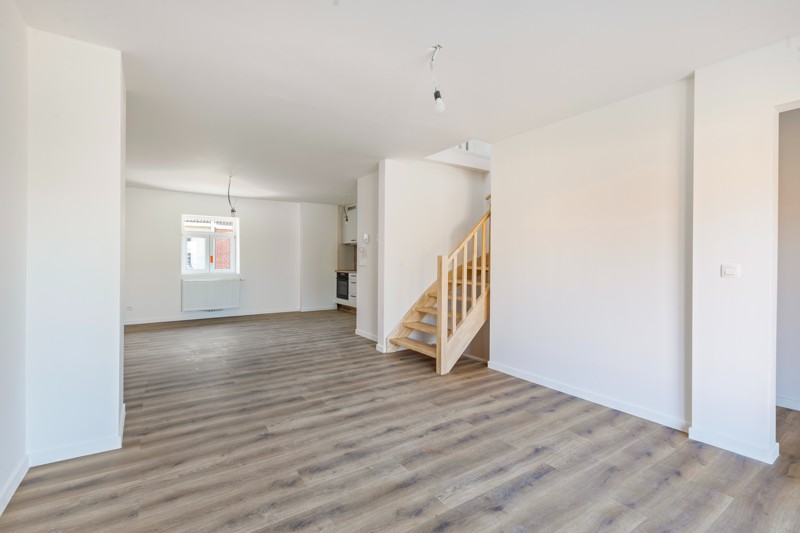 Volledig gerenoveerd, 1 slaapkamer appartement met terras en parkeerplaats TE KOOP in Beveren-Leie! - foto 4