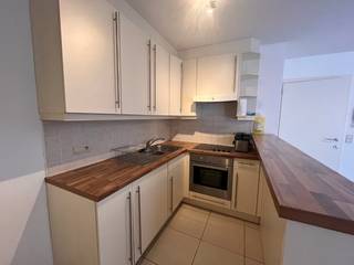 Dit aangename, ongemeubelde appartement bevindt zich op een uitstekende locatie, op wandelafstand van winkels, openbaar vervoer en alle dagelijkse voorzieningen.<br /><br />De indeling omvat een inkomhal, een ruime en lichtrijke living met aansluitend een mooi terras, één slaapkamer, een open keuken uitgerust met alle nodige toestellen, een badkamer met toilet en een praktische berging met aansluiting voor een wasmachine. Fietsenberging in de residentie.<br /><br />Dankzij de centrale ligging en de functionele indeling is dit appartement ideaal voor zowel eigen bewoning als investering.<br /><br />Extra troef: er is de mogelijkheid om een autostaanplaats in hetzelfde gebouw aan te kopen voor € 19.000. Gsm Karen 0476 554391<br /><br />Interesse? Neem gerust contact op voor meer informatie of een bezoek ter plaatse.