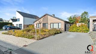 Instapklare kwalitatief gerenoveerde eengezinswoning op perceel van 06 A 48 CA in kindvriendelijke buurt nabij het centrum van Leopoldsburg. <br /><br />De <span>indeling</span> is als volgt: <br /><br /><span>Interieur</span><br />+ Inkomhall met ingebouwde kasten <br />+ Aparte WC <br />+ Leefruimte bestaande uit zit- en eethoek <br />+ Volledig ingerichte leefkeuken met Siemens toestellen en met zicht op en toegang tot het terras en de tuin <br />+ Gerieflijke berging/wasplaats (via plafondluik toegang tot zolderruimte)<br />+ Slaapkamer 1 <br />+ Slaapkamer 2 <br />+ Ingerichte badkamer met lavabomeubel en ligbad met douchemogelijkheid <br />+ Slaapkamer 3 <br /><br /><span>Exterieur</span><br />+ Aangelegde voor – en achtertuin <br />+ Achtertuin is volledig omheind en aan weerszijden van de woning afgesloten<br />+ Zonneterras grenzend aan keuken <br />+ Beklinkerde oprit biedt voldoende parkeergelegenheid <br />+ Volledig geïsoleerd tuinhuis met mogelijkheid tot polyvalente functie (bureau, atelier…)<br />+ Afgesloten tuinkast achter het polyvalente bijgebouw <br /><br />De <span>bergzolder</span> is toegankelijk via de berging/wasplaats.<br />+ Vloerplaat zolder is goed geïsoleerd<br /><br />Kwalitatieve totaalrenovatie in 2020 (m.u.v. het dak): bepleistering muren, plafonds, vloeren, Schüco ramen, deuren, isolatie, elektrische installatie, bijgebouw, keuken, badkamer... . <br /><br />Elektrische installatie is <span>conform</span> het AREI. <br /><br />G-score: A <br />P-score: A<br /><br />Asbest: asbestleien dak en raamtabletten (enkel exterieur!) in massal. <br /><br />EPC: 323 kWh/m²/jaar, UC: 3719836. Energielabel D. <strong>GEEN RENOVATIEVERPLICHTING!</strong> <br /><br />Rustig gelegen in kindvriendelijke buurt nabij het centrum van Leopoldsburg, nabij winkels, scholen, openbaar vervoer en overige voorzieningen. <br /><br />De woning is geschikt voor jong en oud gezien alle ruimtes zich op de begane verdieping lokaliseren!