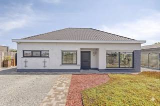 Deze bungalow ligt vlak bij het centrum van Aalter, scholen, winkels en het openbaar vervoer. Dankzij de snelle verbinding met de E40 is dit...