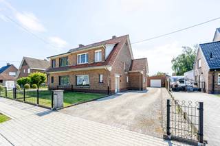 <p>Op zoek naar een woning die je naar eigen smaak kan opfrissen en moderniseren? Dan is deze halfopen bebouwing in het rustige Outrijve zeker een bezoek waard.</p><p></p><p>De woning is gelegen op een mooi perceel van <strong>619 m²</strong>. Op het gelijkvloers bevinden zich de inkomhal, een lichtrijke leefruimte met eetplaats, een ruime keuken en een aangename veranda met zicht op de tuin.</p><p></p><p>Op de verdieping zijn er <strong>3 slaapkamers</strong> en een badkamer aanwezig.</p><p></p><p>Buiten geniet je van een <strong>grote tuin</strong>, een aparte garage, een ruime buitenberging en een lange oprit met voldoende parkeergelegenheid.</p><p></p><p>De woning werd gebouwd in <strong>1960</strong> en biedt dankzij haar praktische indeling en mooie buitenruimte heel wat mogelijkheden voor wie op zoek is naar een gezellige gezinswoning met potentieel.</p><p></p><p><strong>Troeven:</strong><br />✔ Perceel van 619 m²<br />✔ 3 slaapkamers<br />✔ Veranda met zicht op de tuin<br />✔ Grote tuin<br />✔ Garage en ruime buitenberging<br />✔ Oprit met meerdere parkeerplaatsen<br />✔ Rustige ligging in Outrijve (Avelgem)</p><p></p><p><strong>Interesse? Contacteer Chiara voor meer informatie of een bezoek ter plaatse.</strong></p>