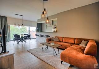 Lichtrijk instapklaar appartement te koop in Avelgem, Kortrijkstraat 27.INDELING: inkomhal met vestiaire - gastentoilet - leefruimte - open keuken -...