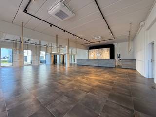 Stijlvol gerenoveerde handelspand gelegen aan drukke invalsweg. Vlakbij de commerciële zone van Middelkerke, waardoor het pand een...