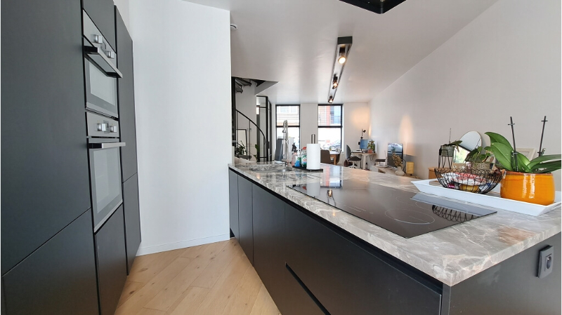 Gerenoveerde 3-slaapkamerwoning met STADSTERRAS te huur in Torhout - foto 2