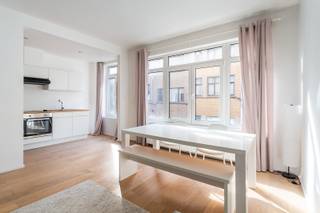 Gerenoveerd appartement op de 2e verdieping.<br />Zeer centrale ligging met zowel openbaar vervoer, het stadscentrum als Park spoor noord op wandelafstand te bereiken. <br /><br />Het appartement is beschikbaar vanaf 1 mei.<br /><br />Indeling: <br />leefruimte op mooie parketvloer, open volledig ingerichte keuken (vaatwasser, oven, kookvuur, koelkast met vriesvak), 2 grote slaapkamers, badkamer met inloopdouche, dubbel lavabomeubel en aansluiting voor de wasmachine, apart toilet. <br /><br />Bijzonderheden:<br />Kelderberging. <br />Alle verbruik met individuele meters. Cv op gas, nieuwe ramen met dubbele beglazing. <br />Maandelijkse kosten 50 euro. <br />EPC score 102 kWh/m²: zeer energie-zuinig!