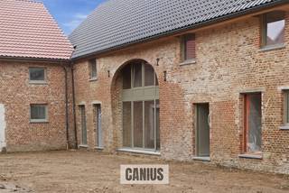 <p><span>WONEN IN DE PAREL VAN HASPENGOUW</span></p><p><span> </span></p><p><span>Wonen in een unieke setting waar heden & verleden elkaar ontmoeten!</span></p><p><span>Overhof is een uitzonderlijk woonproject in het landelijke Hoepertingen, een deelgemeente van de stad Tongeren-Borgloon. Dit kleinschalig project bestaat uit stijlvolle open bebouwingen, afgeschermd achter een geklasseerde vierkantshoeve. Dit alles midden in de natuur. De bakker, de slager, de dokter, de apotheker en winkels liggen allemaal in de nabije omgeving. Voor het meest kostbare goed dien je je woning niet te verlaten, rust!</span></p><p><span> </span></p><p><span>Start fase II</span></p><p><span>De eerste fase bestaande uit dertien stijlvolle open bebouwingen werd succesvol afgerond en is volledig uitverkocht. Momenteel is verkoop van fase II gestart, namelijk de hoeve zelf. Dit houdt de renovatie in van de oude beschermde hoeve die werd opgericht in 1850. Dit vertaalt zich in een uniek plaatje, waarbij de rijke geschiedenis & de authentieke details voelbaar aanwezig zullen zijn. Dit alles in combinatie met hedendaagse technieken. </span></p><p><span> </span></p><p><span>Woning 3 beschikt over 155m² woonoppervlakte en biedt een inkomhal, een apart toilet, een leefruimte met open keuken en een berging. Op de eerste verdieping ontdekken we de nachthal, 3 slaapkamers, een toilet en een badkamer.</span></p><p><span> </span></p><p><span>Bijkomend beschikt deze woning over een zolder, een private tuin met terras en 2 vaste parkeerplaatsen.</span></p><p><span> </span></p><p><span>KORT SAMENGEVAT</span><span>:</span></p><p><span>Vraagprijs: € 355.000,00</span></p><p><span>Verkoop onder registratierechten (2% of 12%)</span></p><p><span>Parkeerplaatsen inbegrepen in de prijs.</span></p><p><span> </span></p><p><span>Maak kennis met Hoeve Overhof</span></p><p><span>Wonen in een vierkantshoeve te midden van groen en omgeven door boomgaarden?</span></p><p><span>Contacteer de medewerkers van Canius op het nummer 011 74 12 36 of via e-mail <span>info@canius.be</span></span><span> om samen te ontdekken welke woning jouw toekomstige thuis wordt. </span></p><p><span> </span></p><p><span>*Deze gegevens zijn louter ter informatieve titel. De vermelde oppervlaktes zijn slechts een indicatie. Canius Real Estate kan niet verantwoordelijk gesteld worden voor de juistheid van de aan haar verstrekte gegevens. </span></p><p><span> </span></p><p><span> </span></p>