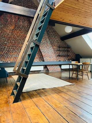 Bent u op zoek naar een charmante en unieke woonplek met karakter? Dit prachtige appartement, gelegen op de derde en bovenste verdieping van een authentieke herenwoning, combineert sfeer en ruimte op een bijzondere manier.<br /><br />De woning straalt authenticiteit uit dankzij de mooie houten vloeren en zichtbare houten balken, die zorgen voor een warm en ruimtelijk gevoel. De lichtrijke leefruimte sluit naadloos aan op een open, geïnstalleerde keuken – ideaal voor wie houdt van gezellig wonen en koken.<br /><br />Verder beschikt het appartement over een badkamer met enkele wastafel en douche, een apart toilet en een ruime bergruimte. De mezzanine biedt een praktische en sfeervolle plek om uw slaapruimte in te richten.<br /><br />Extra opbergruimte is voorzien in de gemeenschappelijke kelder.<br /><br />De ligging is een absolute troef: vlakbij het station van Aalst, op wandelafstand van de Grote Markt en in de nabijheid van diverse openbare parkings. Parkeren kan bovendien eenvoudig via een bewonerskaart.<br /><br />Het appartement is onmiddellijk beschikbaar.<br /><br />Huurprijs: 700 EUR/ maand + 70 EUR/ maand voor verwarming.