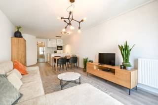 Dit prachtige appartement, gelegen aan de dijk van Blankenberge, combineert hedendaags comfort met een uitstekende ligging. Ideaal voor wie op zoek is naar een instapklare woonst of een tweede verblijf aan zee.<br /><br />Bij binnenkomst word je verwelkomd in een verzorgde inkomhal. De leefruimte is lichtrijk en gezellig dankzij het grote schuifraam aan de voorzijde. De keuken is volledig uitgerust met moderne apparatuur met onder andere een vaatwasser en biedt alles wat nodig is voor een comfortabele kookervaring.<br /><br />Verder beschikt het appartement over een ruime slaapkamer, ontworpen met praktische ingemaakt kasten. De badkamer is ingericht met kwalitatieve materialen en voorzien van een comfortabele inloopdouche en een lavabomeubel met spiegel. Daarnaast is er een apart toilet, wat zorgt voor extra gebruiksgemak. Bovendien wordt het appartement bemeubeld aangeboden. In de woonkamer is een ruime zetel aanwezig die kan worden omgetoverd tot een luxueus dubbel bed. Dit maakt het nog aantrekkelijker voor wie snel wil intrekken of een volledig ingerichte investering zoekt.<br /><br />Dankzij de gunstige ligging bevindt u zich op wandelafstand van winkels, openbaar vervoer en het strand. Dit appartement is een uitstekende keuze voor wie een zorgeloze woonervaring zoekt in het hart van Blankenberge. Dit appartement wordt verkocht onder erfpacht.<br /><br />Mis deze kans niet! Neem vandaag nog contact op om een bezoek in te plannen en ontdek zelf de vele troeven van dit prachtige appartement.<br /><br />EPC: 50 kWh/m² - A-label - E33