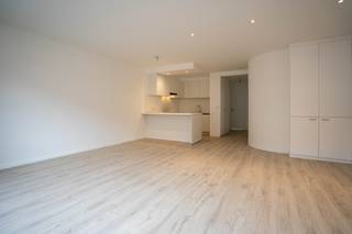 Modern gerenoveerd appartement op de 1e verdieping (geen lift) van een kleinschalig gebouw.Het gebouw is gelegen in dé winkelstraat van Zwijndrecht...