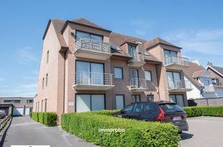 Op de Rijksweg in Wielsbeke bevindt zich dit gelijkvloers appartement met een bewoonbare oppervlakte van ongeveer 90 m². Het appartement maakt deel uit van een kleinschalige residentie en is gelegen achteraan het gebouw, waardoor u geniet van voldoende rust en privacy.<br /><br />Indeling: inkomhal, ruime leefruimte met keuken, 2 slaapkamers, badkamer, gastentoilet, praktische wasplaats/berging, terras en tuin.<br /><br />Het appartement werd gebouwd in 1997 en behaalt een EPC-label C. Bovendien is in de prijs een afzonderlijke garage inbegrepen.<br /><br />Wenst u een bezoek?<br />Contacteer Tom via 0497/85.80.52 of stuur een e-mail naar tom@immoroba.be voor meer informatie of een afspraak.