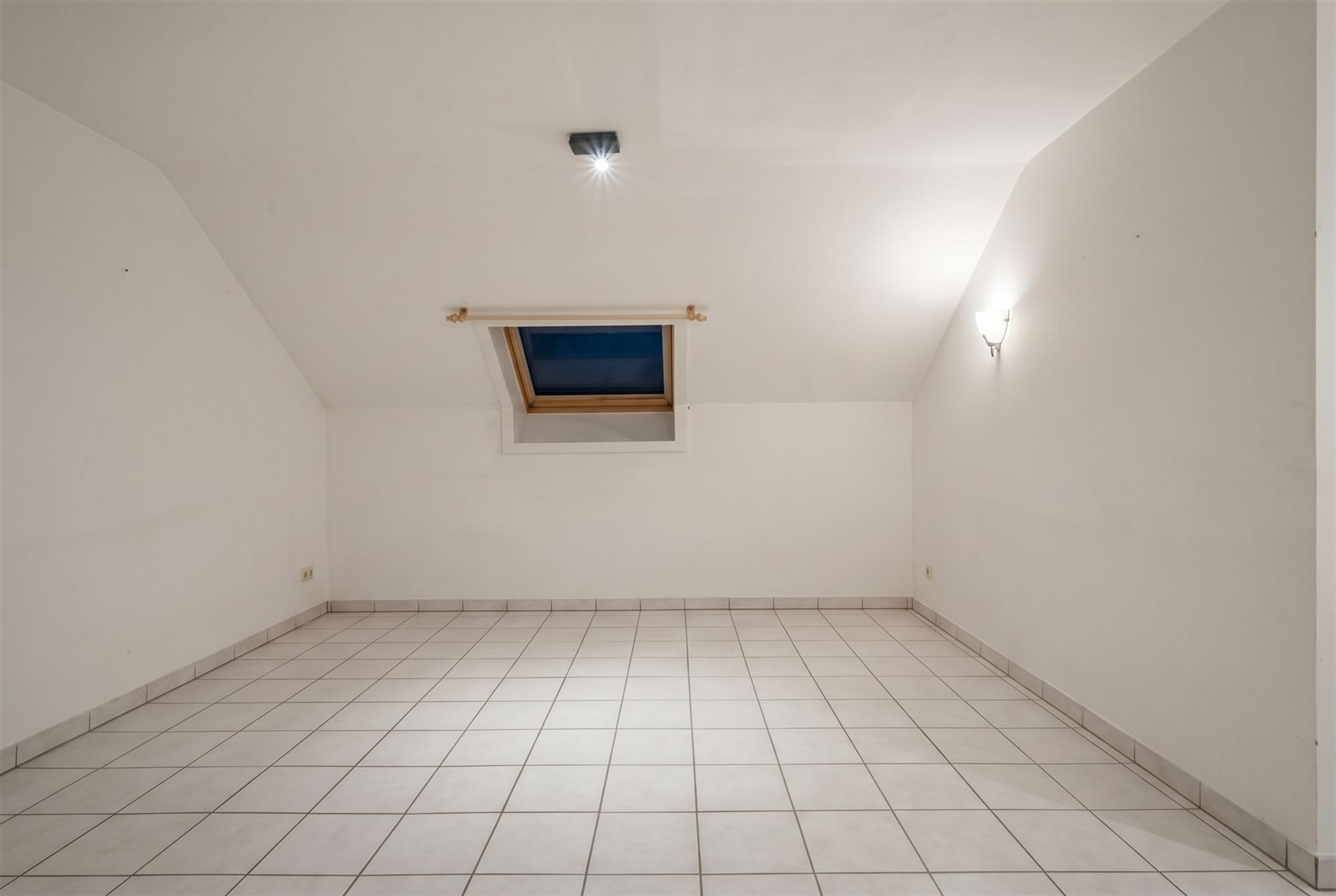 Te renoveren appartement met 2 slaapkamers & garage! - foto 5