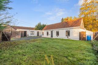 Op een unieke locatie, nabij de Karmel te Waregem, bevindt zich deze te renoveren woning met ruim bijgebouw, gelegen op een ruim perceel grond aan het einde van een doodlopende straat. De ligging combineert een landelijke sfeer met een vlotte verbinding naar het centrum en de E17.<br /><br />De woning ligt in een landschappelijk waardevol agrarisch gebied, waar een bouwvrije strook van 30 meter behouden moet blijven ten opzichte van de snelweg (E17). Dit zorgt voor een open en groen uitzicht.<br /><br />De indeling omvat een leefruimte, keuken, badkamer, twee slaapkamers, voorplaats en zolder. Het ruime bijgebouw biedt bijkomende mogelijkheden voor opslag, hobbyruimte of uitbreiding van de woonfunctie.<br /><br />Dankzij de goede ligging, het ruime perceel en het potentieel van de gebouwen is dit een uitstekende opportuniteit voor wie op zoek is naar een renovatieproject met karakter in Waregem.<br /><br />📅 Interesse?<br />📞 0498 44 78 00<br />📧 info@maximevanneste.be