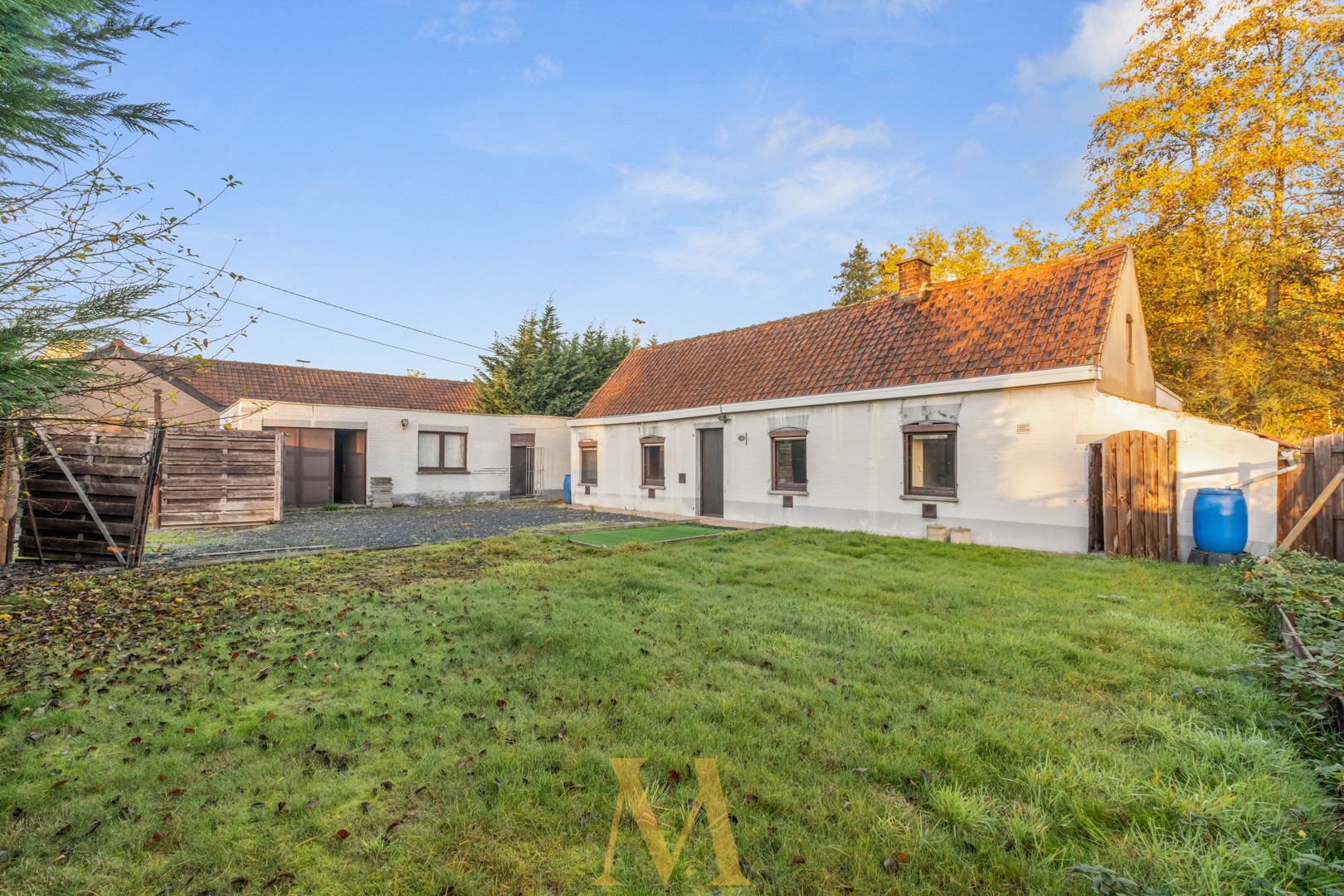 Te renoveren woning met ruim bijgebouw op groot perceel in rustige, doodlopende straat te Waregem - foto 1