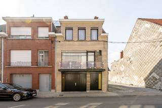 Bent u op zoek naar een woning met karakter, ruimte én een centrale ligging? Dan is deze stevige bel-etagewoning in het centrum van Izegem precies...