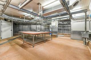 Dit ruime handelspand, met een totale handelsoppervlakte van maar liefst 550 m², is gelegen in het bruisende hart van Sint-Pieters, nabij de...