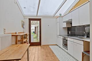 Deze charmante rijwoning ligt in een rustige straat en biedt verrassend veel ruimte en licht. Dankzij de open leefruimtes, de praktische keuken met toegang tot de tuin en de grote zolderverdieping is dit een ideale starters- of gezinswoning.<br /><br /><span><strong>Indeling</strong></span><br /><br /><strong>Gelijkvloers</strong><br />Je komt binnen in een gezellige leefruimte met mooi doorlopende houten vloer, zithoek aan de straatzijde en plaats voor een tv- of bureelhoek. Achteraan sluit een eetplaats aan op de open keuken, waardoor je één aangename leefruimte krijgt van voorgevel tot achterdeur.<br />De keuken is ingericht met voldoende kasten, kookplaat, oven en spoelbak en ligt onder een lichtdoorlatend dak, wat zorgt voor een zeer lichtrijke ruimte. Via de achterdeur bereik je de gezellige stadstuin.<br /><br /><strong>Eerste verdieping</strong><br />Op de eerste verdieping bevindt zich een ruime, volwaardige slaapkamer met houten vloer en meerdere ramen, waardoor de kamer heel licht aanvoelt en makkelijk in te richten is als master bedroom.<br />Op dezelfde verdieping vind je de badkamer met ligbad/douche, lavabomeubel, handdoekdroger en plaats voor een wasmachine. <br /><br /><strong>Zolderverdieping</strong><br />De vaste trap brengt je naar de afgewerkte zolderverdieping met vinylvloer en groot dakvenster. Deze ruimte kan perfect dienen als tweede slaapkamer, bureau, hobbyruimte of speelzolder.<br /><br />Wil je meer info of een bezoek plannen? Neem gerust contact op via 0494/030640 of michael@immovos.be <br /> 