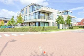 <p>Dit modern en instapklaar appartement bevindt zich op het gelijkvloers van een recent gebouw in de Gentsestraat te Moorslede. Met een EPC-label A en een oppervlakte van 63,75 m² met praktische indeling is dit een fijne thuis voor alleenstaanden of koppels of perfect als investering.<br /><br />De aangename leefruimte sluit aan op de open keuken. Verder beschikt het appartement over één slaapkamer, een moderne badkamer, een technische berging alsook een kelderberging. Daarnaast is er een handige parkeerplaats bij te kopen voor € 10.000. (verplicht)<br /><br />Wie op zoek is naar een verzorgd appartement met hedendaags comfort op een centrale ligging in Moorslede, is hier zeker aan het juiste adres!<br /><br />Interesse? Neem gerust contact op om een bezoek in te plannen.</p>