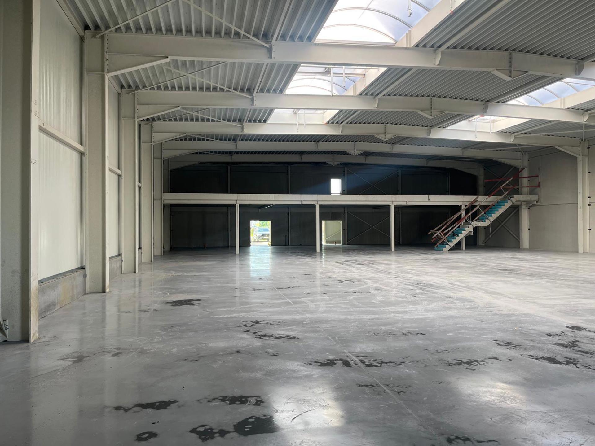 BTS magazijn 1.200m² met kantoor/showroom van 732m² - foto 4