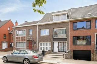 INDELING: <br /><br />Gelijkvloers:<br />- Statige en ruime inkomhal<br />- Leefruimte met zicht op de tuin<br />- Aparte keuken<br />- Grote garage en oprit<br />- Gezellige stadstuin met vernieuwd terras<br /><br />Eerste verdieping:<br />- 3 slaapkamers<br />- Badkamer met lavabomeubel, ligbad en toilet<br />- Aparte bergruimte<br /><br />Daarnaast zijn ook nog een kelder en zolder (te bereiken via zolderluik) aanwezig. <br /><br />Troeven:<br />- Gelegen op een toplocatie in Kortrijk<br />- Karaktervolle woning met authentieke elementen<br />- EPC D (geen renovatieplicht!)<br />- Aanwezigheid oprit en garage <br />- Mogelijkheid tot het voorzien van een vaste trap naar zolder<br /><br />Bezoeken aan deze eigendom vinden plaats op zaterdag 3/10 of maandag 5/10. Een bod kan worden uitgebracht tegen woensdag 7/10 - 12u00.<br />Contacteer Sarah Hanson (0493 25 46 80) voor meer info.<br /><br /><br />De eigendom wordt aangeboden via de Pre-sale formule. Van 03/10/2026 om 13:00 tot 07/10/2026 om 12:00 kan u het huis op afspraak komen bezichtigen en een bod uitbrengen. De vermelde prijs is een instelprijs. Voor meer info, gelieve contact op te nemen met de dossierverantwoordelijke.<br /><br />Bestuursmaatregelen in het maatregelenregister: nee<br /><br />Deze AI-visualisaties zijn bedoeld als inspiratie. Er werd geen rekening gehouden met technische specificaties, stedenbouwkundige voorschriften of de concrete mogelijkheden tot realisatie.