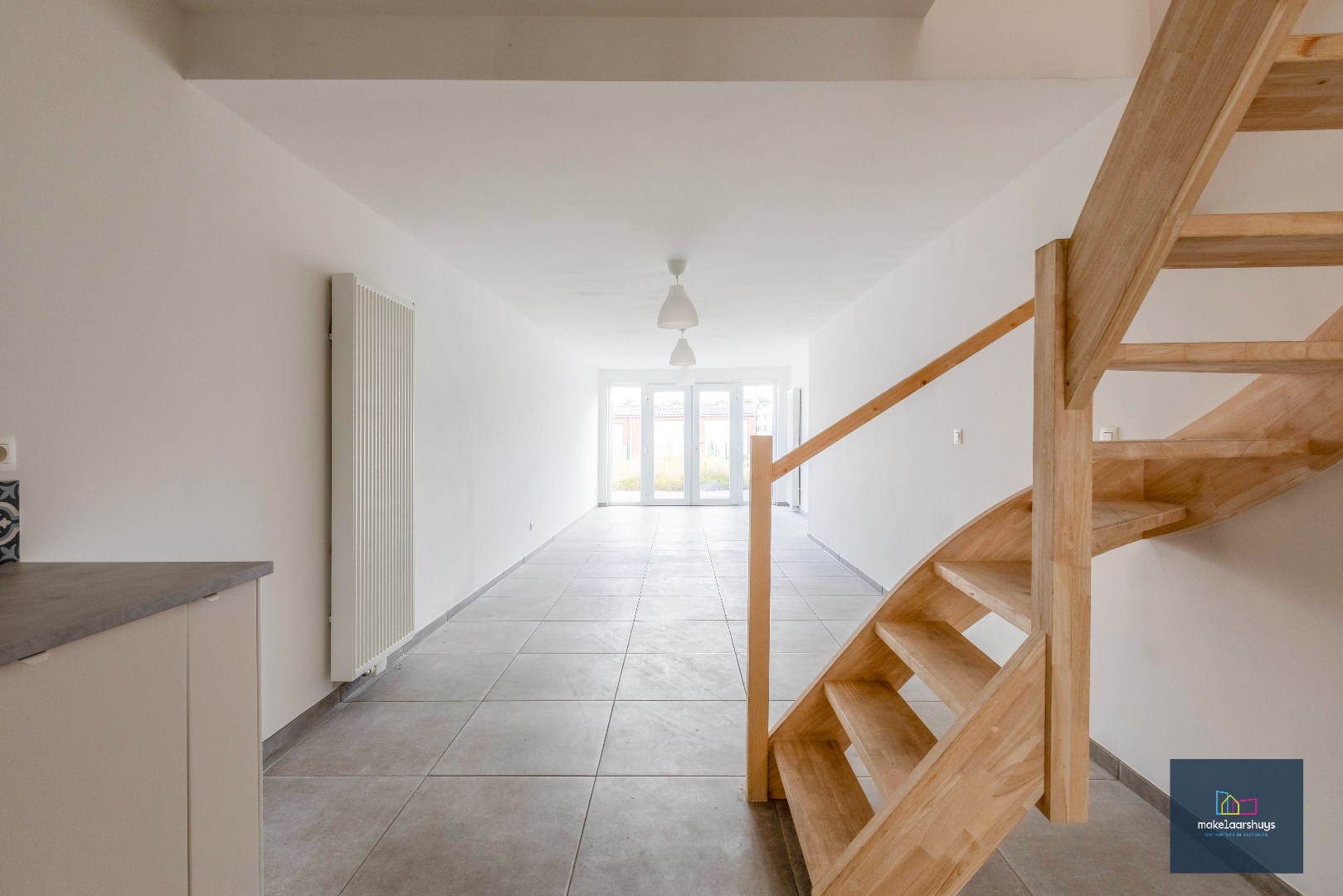 Instapklare gerenoveerde woning in rij met terras, tuin en garagebox - foto 3