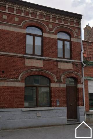 Cette charmante maison vous accueille par un agréable hall d’entrée menant à un séjour lumineux, idéal pour se détendre ou partager des...