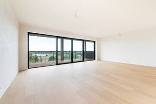 [[ DIT PAND NEEMT DEEL AAN DE ERA OPEN HUIZEN DAG OP 6/12 VAN 14:30 TOT 15:30 ]]
<p>Bent u op zoek naar een nieuwbouw appartement op de vierde verdieping in de nieuwbouwwijk 'Regatta' ? </p>

<p>Wonen met zicht op het Galgenweel, nabij het aangrenzende wandelpark en speeltuin! Winkels, openbaar vervoer, scholen en invalswegen zijn vlakbij.</p>

<p>Dit verder af te werken nieuwbouw appartement omvat een inkomhal met apart gastentoilet en 2 slaapkamers (17m², 9m²) met zicht op de binnentuin.</p>

<p>De badkamer is voorzien is van ligbad-douche en een dubbele wastafel.</p>

<p>Verder zijn er nog 2 praktische bergingen, voor we de ruime, lichtrijke woonkamer van 55m² met open keuken betreden.</p>

<p>Aansluitend aan de woonkamer kan u een aangenaam en ruim terras met zicht op het Galgenweel vinden, waar u het einde van de dag mooi kan afsluiten. </p>

<p>Er is een fietsenstalling ter uwer beschikking en een inpandige autostaanplaats die u kan aankopen aan €40.000.</p>